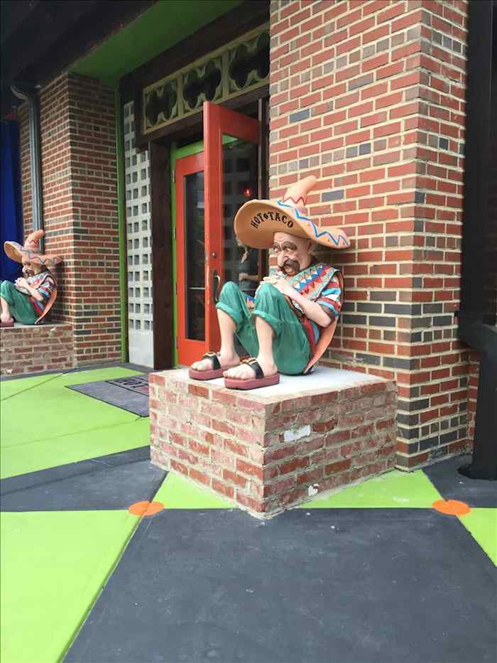 Figuras decorativas de dos mexicanos con sombrero y sarape dormidos decoran la pared de un restaurante de esta ciudad de Carolina del Norte. Foto: Efe