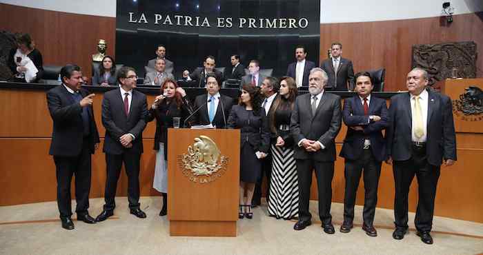 La senadora Layda Sansores, acompañada de legisladores del PRD demandó ayer en la sesión ordinaria discutir el tema de los 43 normalistas de Ayotzinapa desaparecidos en Iguala, Guerrero. Foto: Cuartoscuro