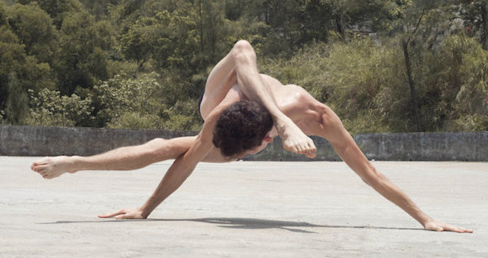 las fotos del artista francés Arthur Cadre, crean un cuerpo en una mezcla sobrenatural de articulaciones, extremidades y pliegues. Foto: Arthur Cadre
