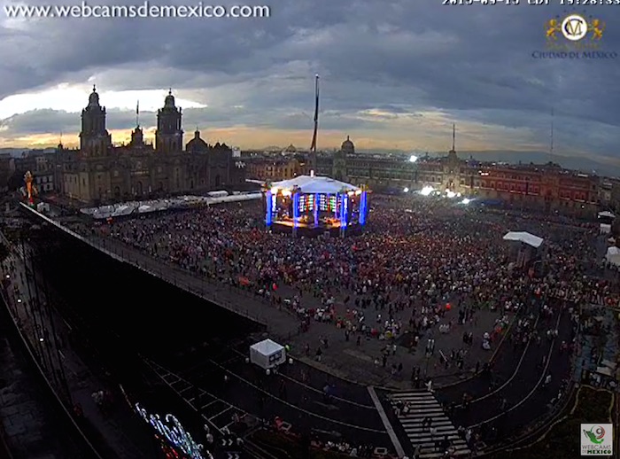 El Zócalo Capitalino luce aún con poca gente a las 19:31 horas, según una imagen del streaming de Webcams. Foto: Captura de pantalla