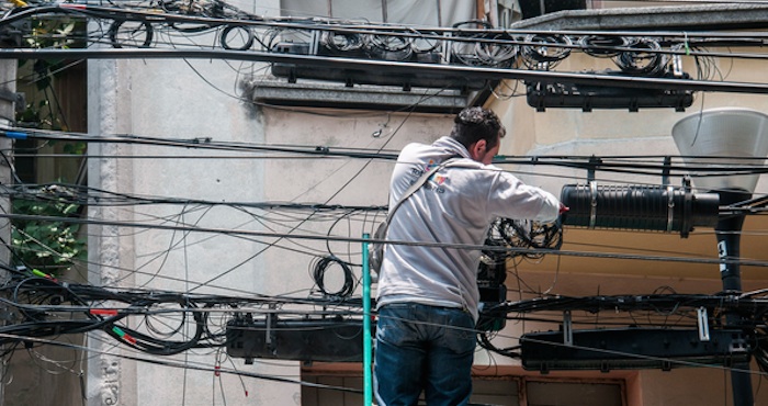 Un empleado de una empresa de telecomunicaciones realiza trabajos de cableado. Foto: Cuartoscuro.
