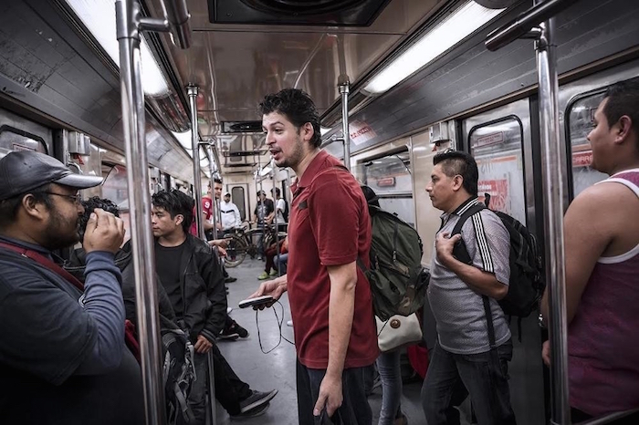 José, un vendedor, vende discos en un vagón del Metro de la Ciudad de México. Foto: Vice, Annick Donkers