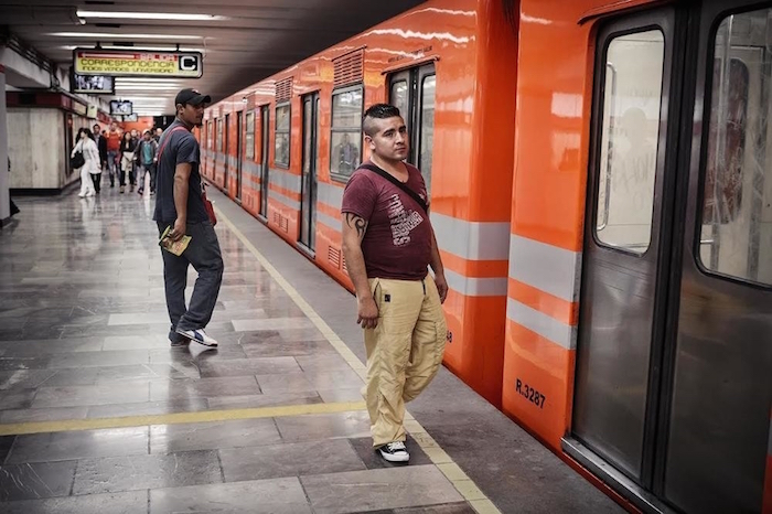 Kevin espera para subirse al metro. Foto: Vice, Annick Donkers