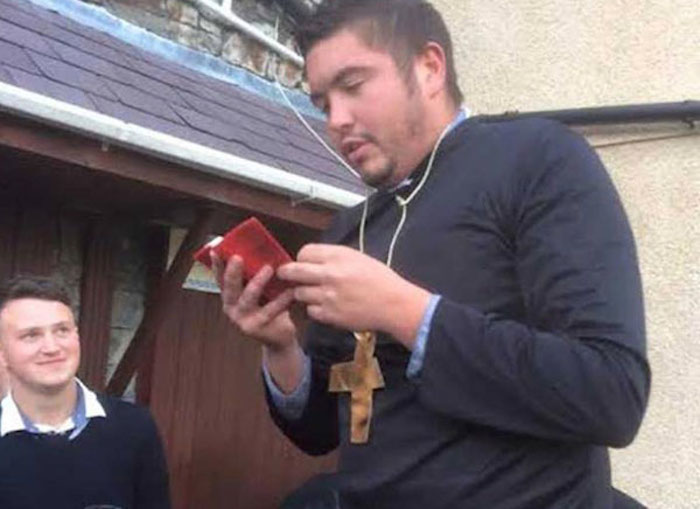 Le organizan un funeral ficticio a su amigo. Foto: Especial