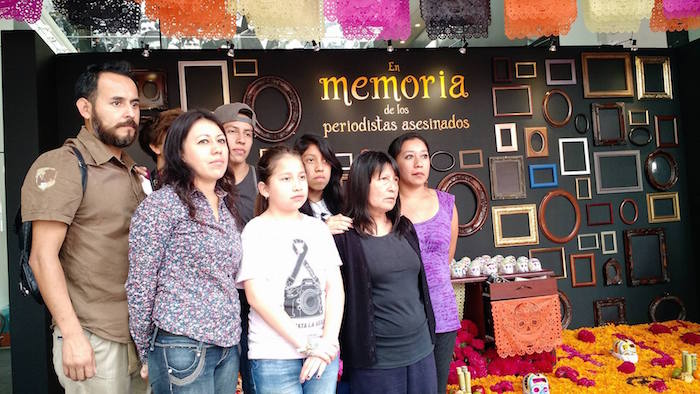 La madres, hermanas y el cuñado del fotoperiodista Rubén Espinosa, estuvieron presentes en la inauguración de la ofrenda en la Ciudad de México. Foto: Ivette Lira, SinEmbargo
