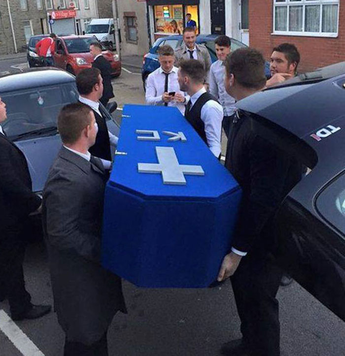Le organizan un funeral ficticio a su amigo. Foto: Especial
