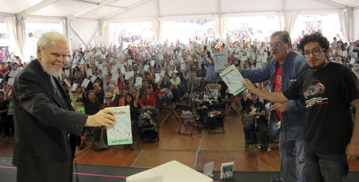 Regalando libros del autor venezolano Luis Brito, junto al jefe de prensa de la Brigada para Leer en Libertad, Ezra Alcázar. Foto: Luis Barrón, SinEmbargo