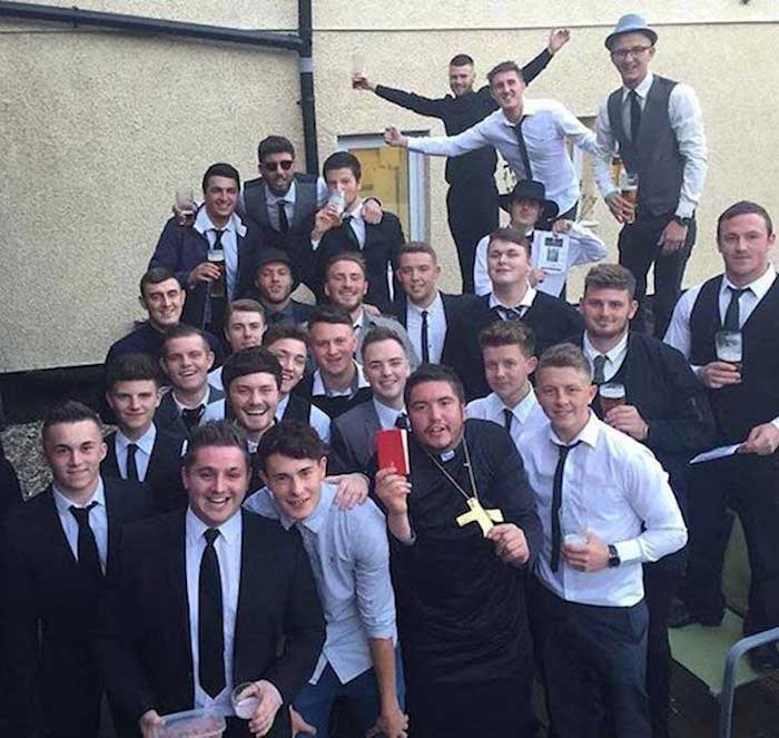 Le organizan un funeral ficticio a su amigo. Foto: Especial