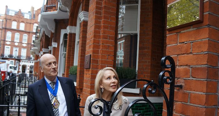 Deevelan placa conmemorativa de Carlos Fuentes en Londres. Foto: Notimex