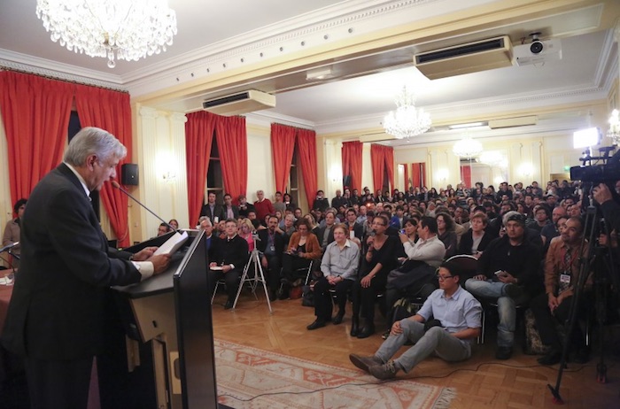 El dirigente de Morena, Andrés Manuel López Obrador, ofreció hoy en París una conferencia de prensa. Foto: lopezobrador.org