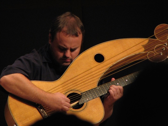 Andy McKee, ¿Instrumentos rasgados con los dedos? Lo tuyo es el 'fingerstyle'. Foto: Kasra Ganjavi