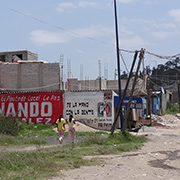 So?lo existe color en las bardas pintadas por el PRI y en los negocios cubiertos por las grandes empresas de alimentos. Foto: Humberto Padgett, Sinembargo