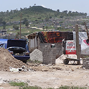 Parte de las campan?as poli?ticas se basan en la entrega de materiales de construccio?n que hacen los poli?ticos a los electores. Foto: Humberto Padgett, Sinembargo