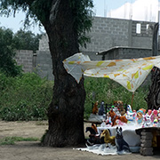 Comercio en uno de los cerros ocupados por asentamientos irregulares. Foto: Humberto Padgett, Sinembargo