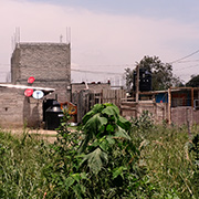 Pese a la pobreza, las personas se esfuerzan por contratar servicios de TV de paga. Foto: Humberto Padgett, Sinembargo