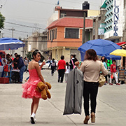 Una nin?a se alista para celebrar sus 15 an?os en Chimalhuaca?n. Foto: Humberto Padgett, Sinembargo