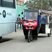 Los mototaxistas se esmeran en hacer atractivos sus vehi?culos. Foto: Humberto Padgett, Sinembargo