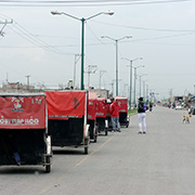 Los mototaxis son, pra?cticamente, el u?nico medio de transporte pu?blico en Chimalhuaca?n. Antorcha Campesina es uno de los grandes concesionarios. Foto: Humberto Padgett, Sinembargo