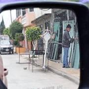 Un herrero solda una cruz de panteo?n en Chimalhuaca?n. Foto: Humberto Padgett, Sinembargo