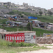 005 Las pocas casas pintadas lo esta?n gracias a que fueron utilizadas para la colocacio?n de propaganda poli?tica del PRI. Foto: Humberto Padgett, Sinembargo