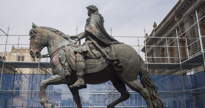 Autoridades del Fideicomiso del Centro Histórico presentaron en 2014 el Proyecto de investigación científica para la restauración de la escultura ecuestre de Carlos IV y su pedestal, realizada por Manuel Tolsá. Foto: Cuartoscuro/Archivo