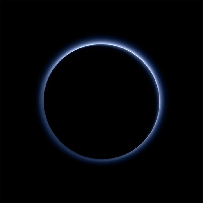 La atmósfera azul de Plutón forma parte de las nuevas imágenes dadas a conocer por la nave espacial New Horizons. foto: NASA