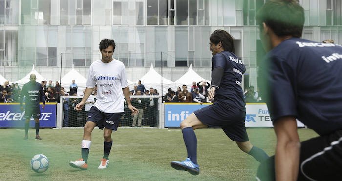 Checo Pérez jugo una cascarita tras ofrecer una conferencia en la capital del país. Foto: Cuartoscuro