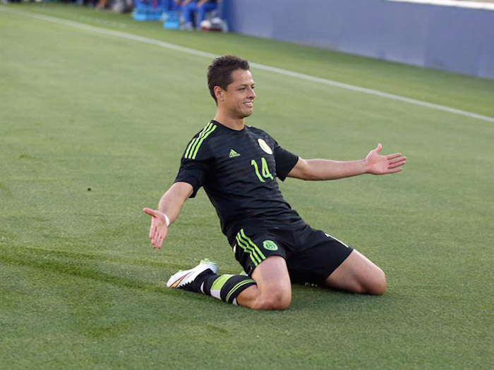 El ariete mexicano ya anotó en todas las competencias en las que el Leverkusen participa. Foto: EFE