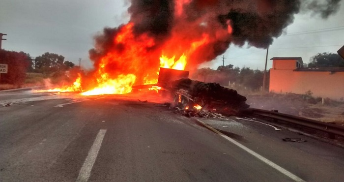 Choque de tráiler con vehículo particular provoca explosión en la México Querétaro. Foto: @PoliciaFedMx