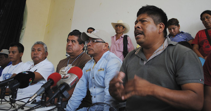 Una comisión de los padres de familia de los 43 normalistas desaparecidos en Iguala, que encabezó Melitón Ortega, Mario González, Epifanio Álvarez y Emiliano Morales dijeron que el documental “La noche de Iguala” es una farsa más para desviar la atención del movimiento que realizan en búsqueda de sus hijos. Foto: Cuartoscuro