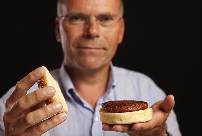 Mark Post y una de las hamburguesas producidas en su laboratorio. Foto: Masstricht University