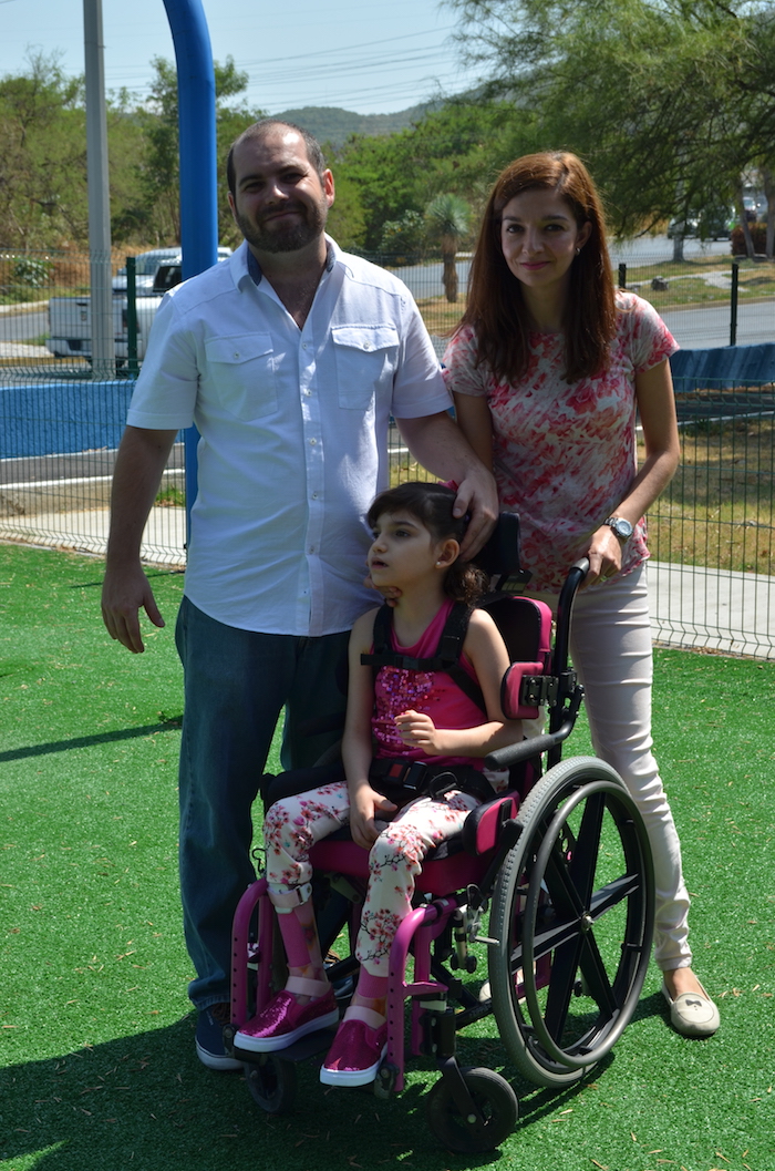 Graciela con sus papás Raúl Elizalde y Mayela Benavides. Foto: Sanjuana Martínez