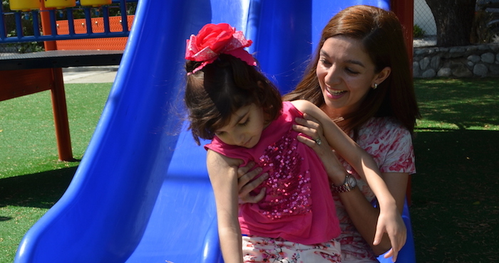 Graciela con su mamá en el parque. Foto: Sanjuana Martínez.