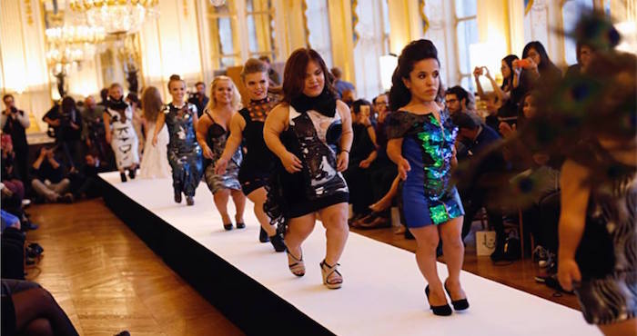 La singular pasarela lucha contra la discriminación. Foto: Facebook The National Dwarf Fashion Show Desfile enanos