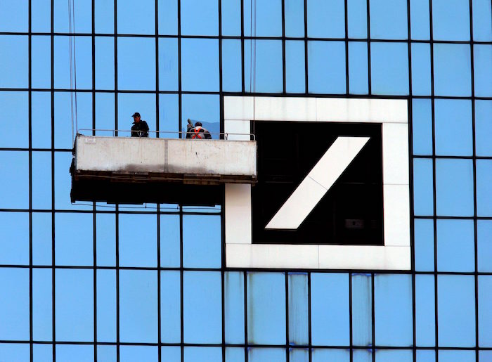 Limpiacristales trabajando en la fachada de la sede central del Deutsche Bank en Fráncfort, Alemania. Foto: EFE.