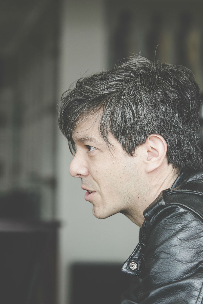 Javier Areán es también artista plástico y escribe las letras, canta y toca el bajo en Eurídice. Foto: Francisco Cañedo, SinEmbargo