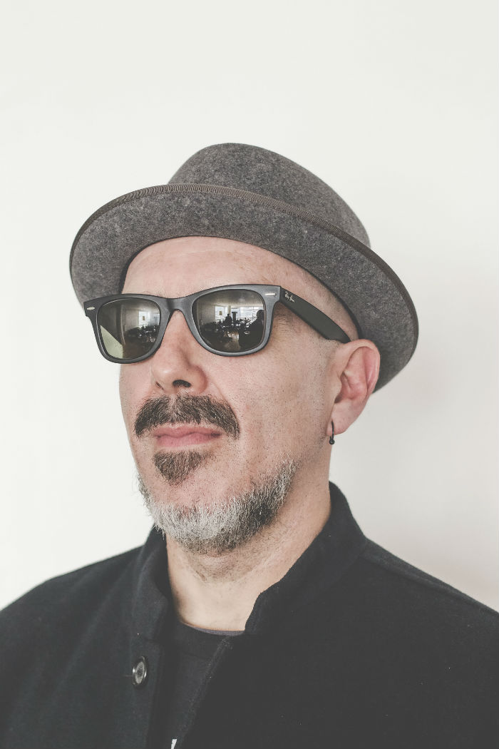 Hari Sama es también cineasta y toca los teclados y escribe las letras en Eurídice. Foto: Francisco Cañedo, SinEmbargo