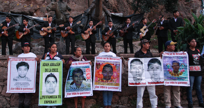 Familiares de los 43 normalistas de Ayotzinapa marcharon de la clausura del Festival Internacional Cervantino. Foto: Cuartoscuro