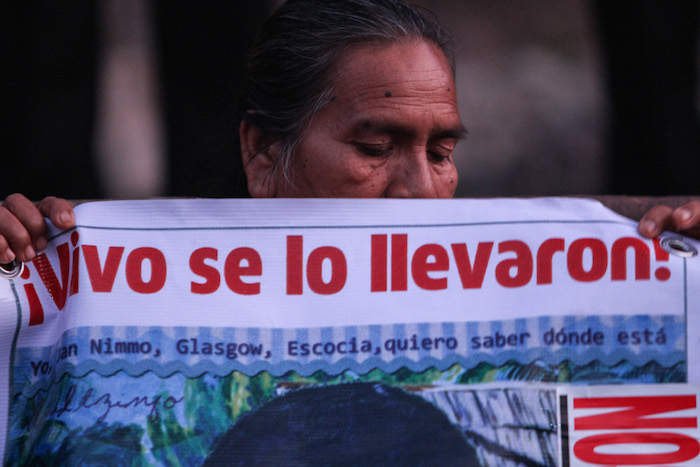 Los familiares de los 43 normalistas de Ayotzinapa portaron mantas con consigans como "Vivos se los llevaron, vivos los queremos". Foto: Cuartoscuro