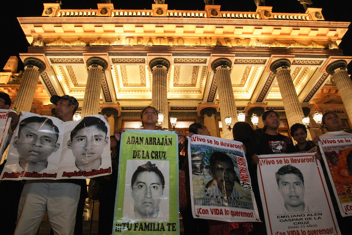 Decenas de personas en el Cervantino se unieron a la marcha de los padres de los 43 normalistas. Foto: Cuartoscuro