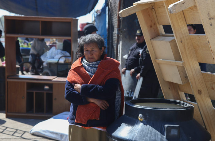 Familia pobre echada a la calle por la policía en predios del Bordo de Xochiaca, Estado de México. Foto: Cuartoscuro
