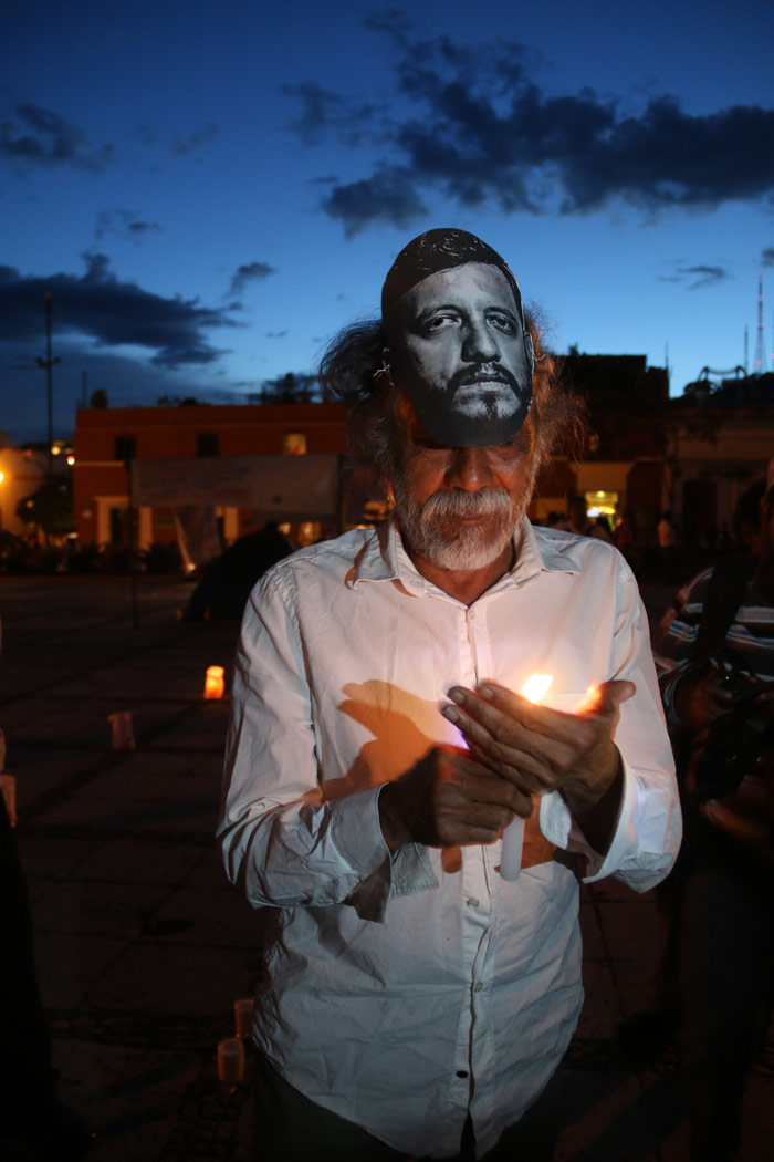 Francisco Toledo durante una marcha para exigir justicia para los cinco asesinados en la colonia Narvarte, en el DF, entre ellos el periodista Rubén Espinosa y la activista Nadia Vera. Foto: Arturo Pérez, Cuartoscuro