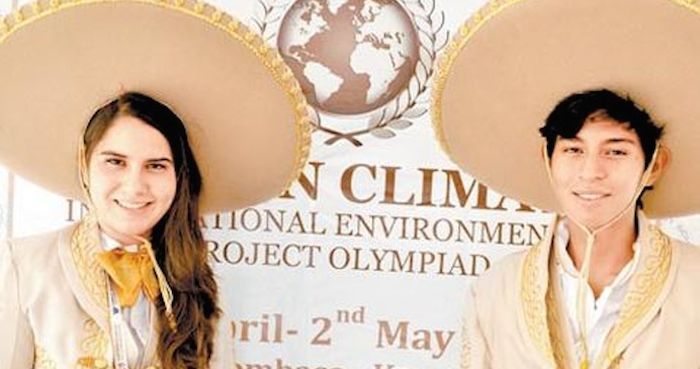 Jóvenes mexicanos crean muros ecológicos utilizando PET. Foto: EFE