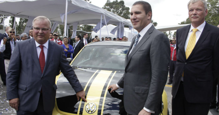 El Gobernador de Puebla devela placa de VW. Foto: Cuartoscuro