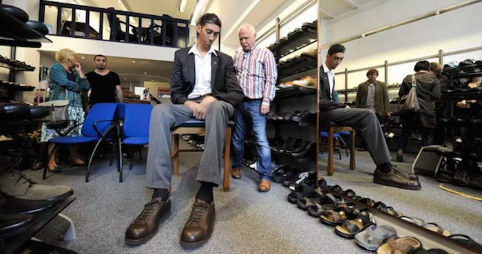 Zapatero alemán construye los zapatos para las personas más grandes del mundo. Foto: EFE