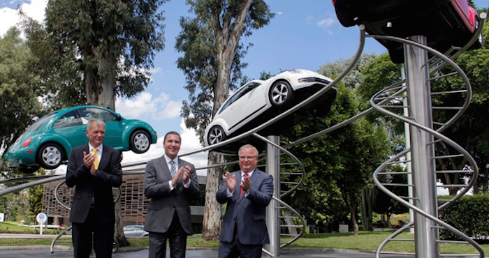 Andreas Hinrichs, Presidente del Consejo Ejecutivo de Volkswagen de México y Rafael Moreno Valle, Gobernador del estado. Foto: Cuartoscuro.