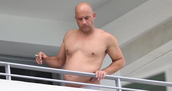 En la imagen se aprecia al actor sin playera y fumando un cigarro. Foto: Especial