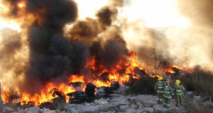 Este tiradero clandestino fue ubicado, luego del incendio que se reportó la tarde del pasado lunes. Foto: Christopher Vanegas/ Vanguardia