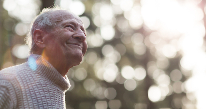 La felicidad en la vejez Anciano sonríe