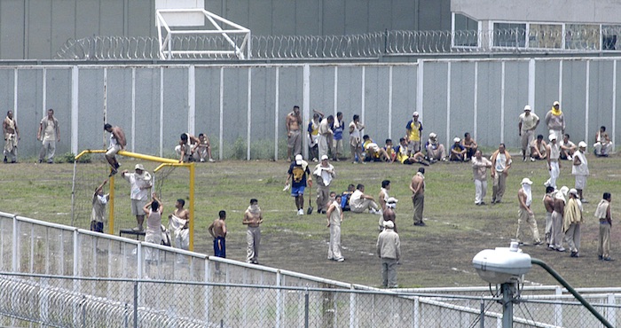 Prisiones El CIDAC destaca que para julio de 2015 el número de personas privadas de su libertad en México fue de 254 mil 705, distribuidas en 388 centros federales y estatales. Foto: Cuartsocuro